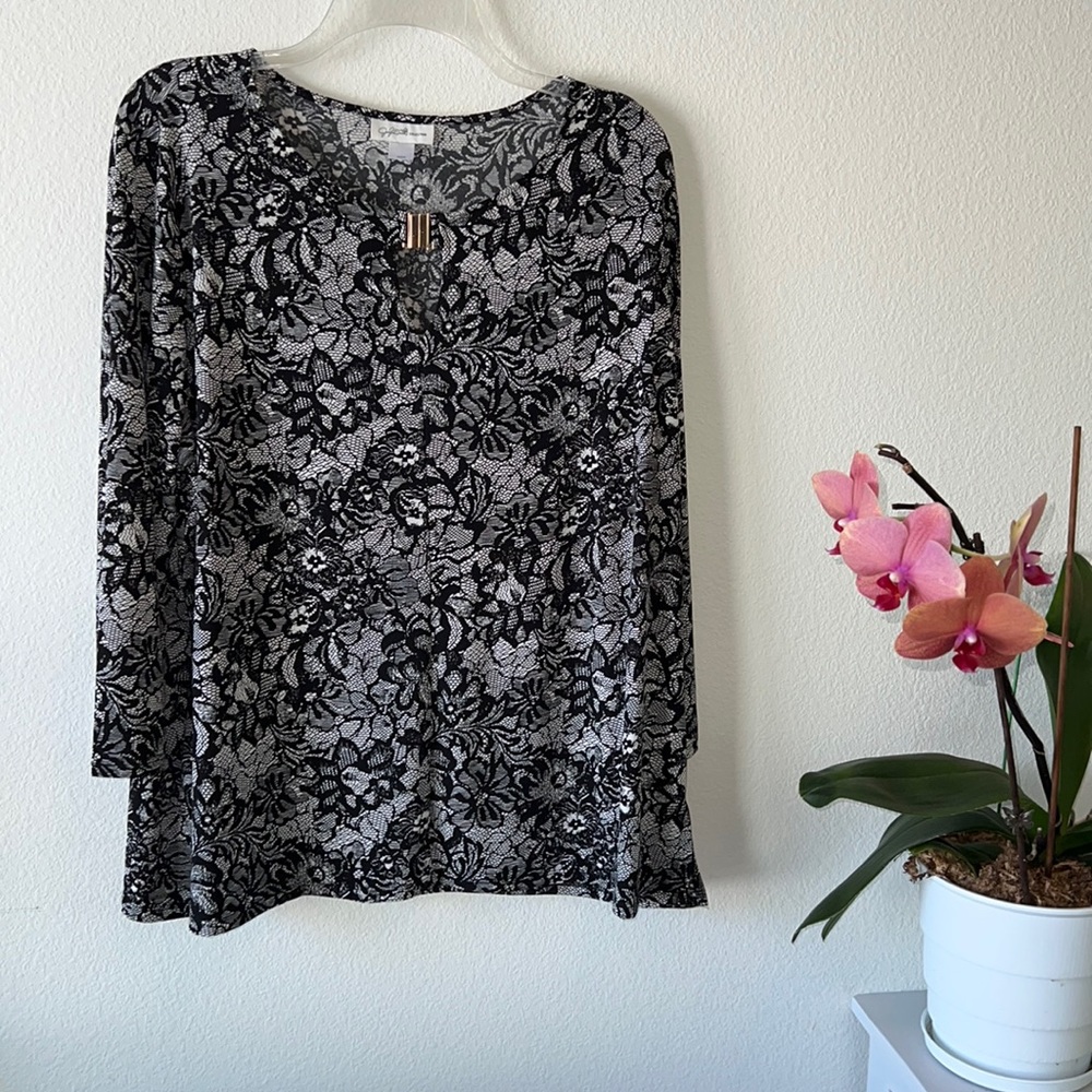 Jacqueline Smith Collection size XL stretchy top with gold neckline acce…#A